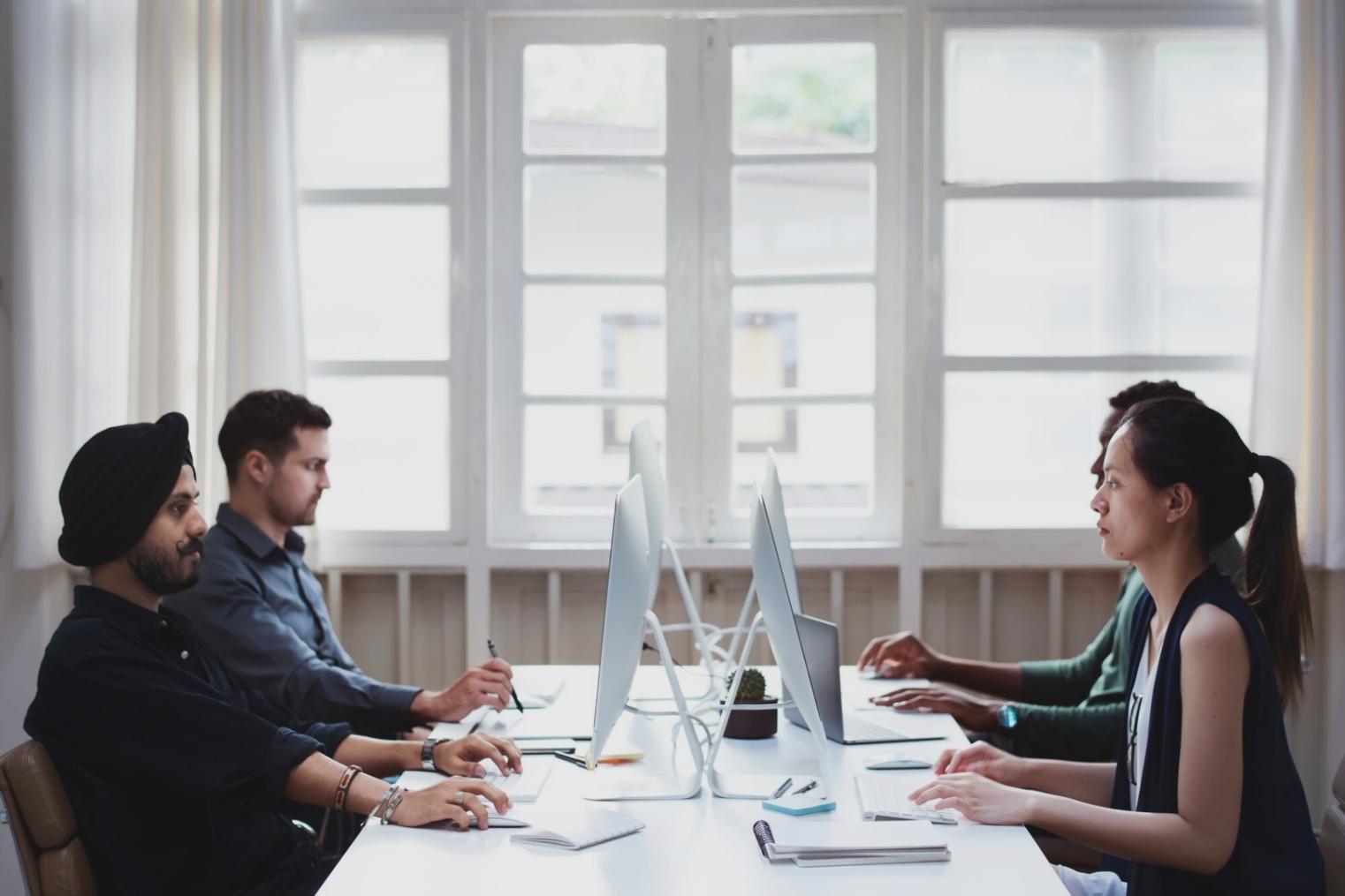 Bureau moderne avec graphiques financiers et outils d'analyse budgétaire